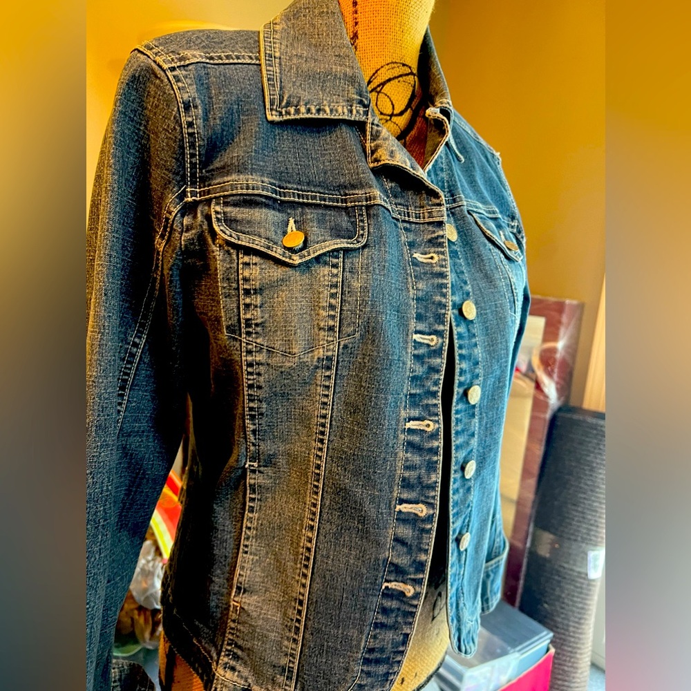 Ladies size M sexy tailored look denim jacket great condition. Great to layer